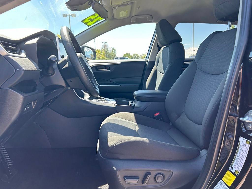 Used 2025 Toyota RAV4 XLE AWD/4WD image 24