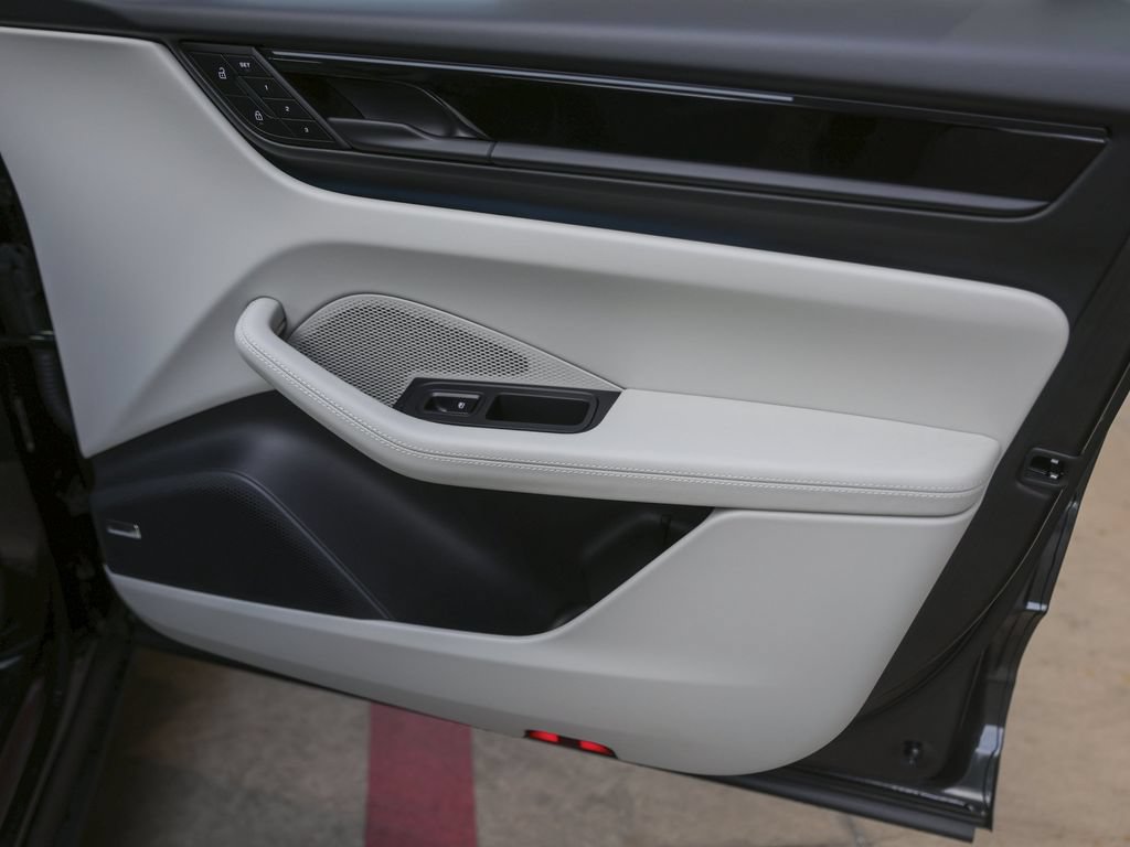 New 2026 Porsche Macan Electric RWD image 32