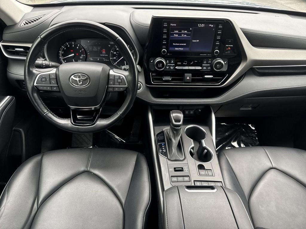 Used 2021 Toyota Highlander XLE AWD/4WD image 23