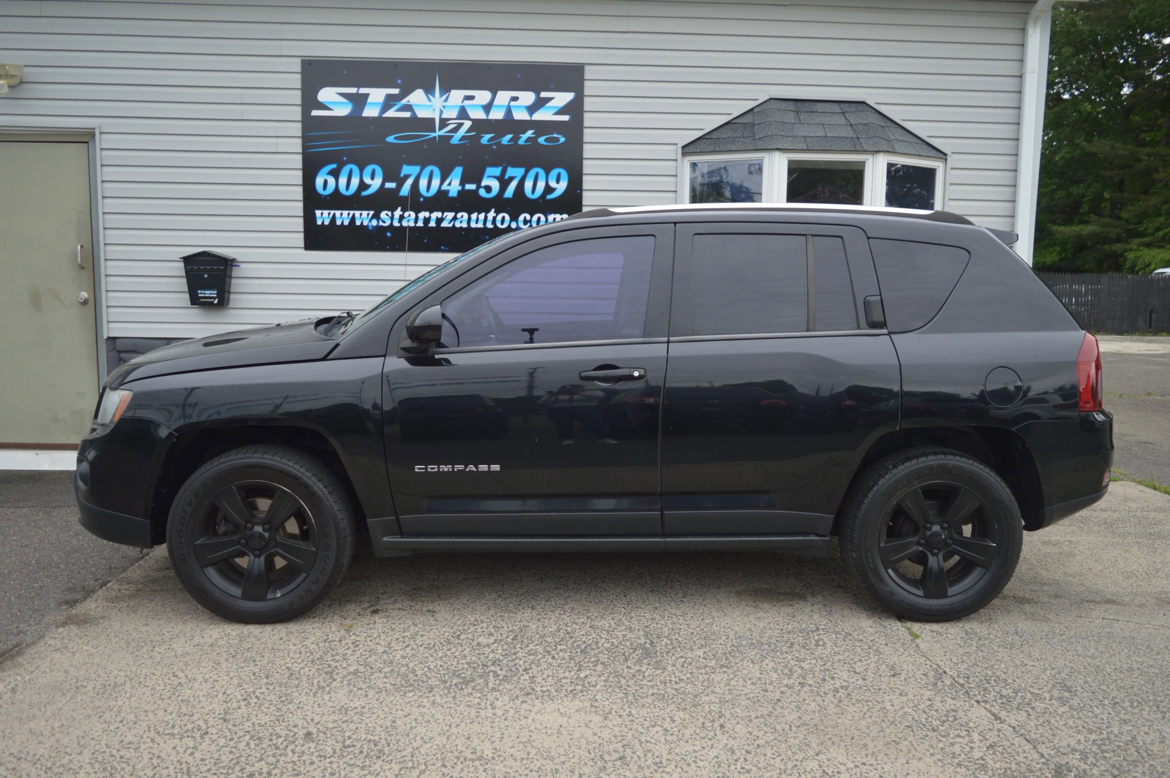 Used 2014 Jeep Compass Latitude FWD image 2