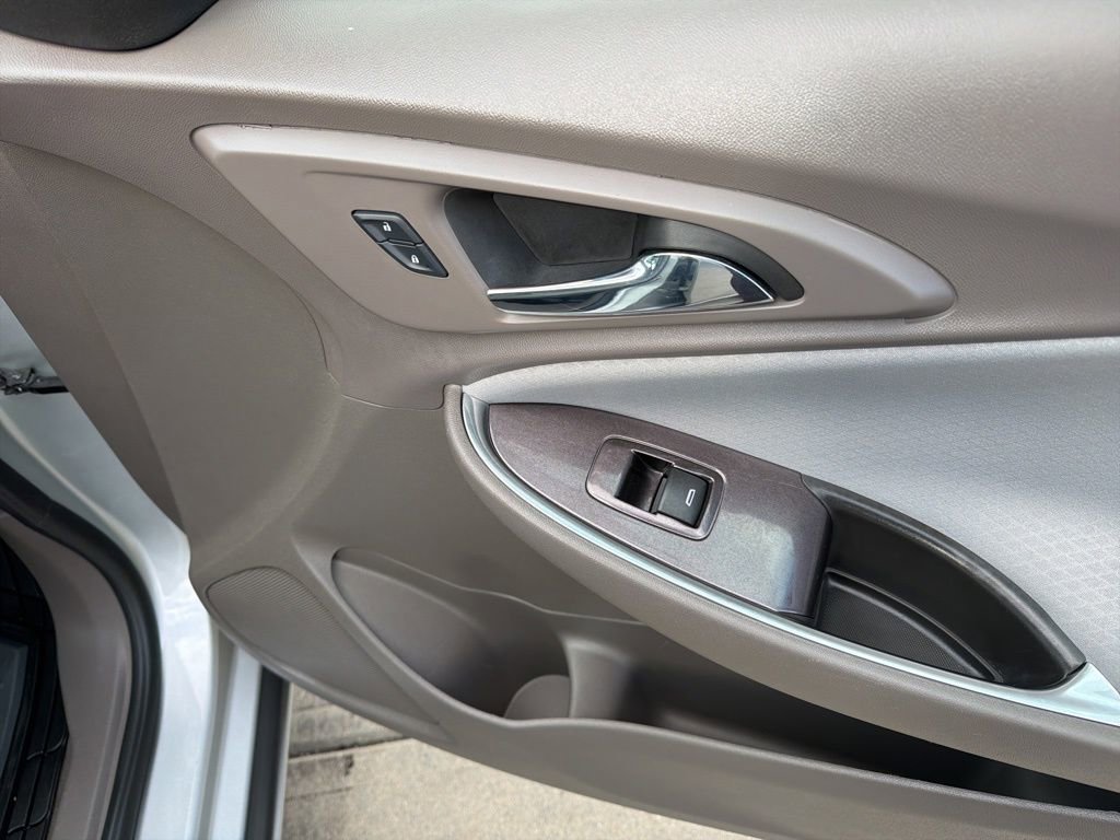 Used 2017 Chevrolet Malibu LT image 32