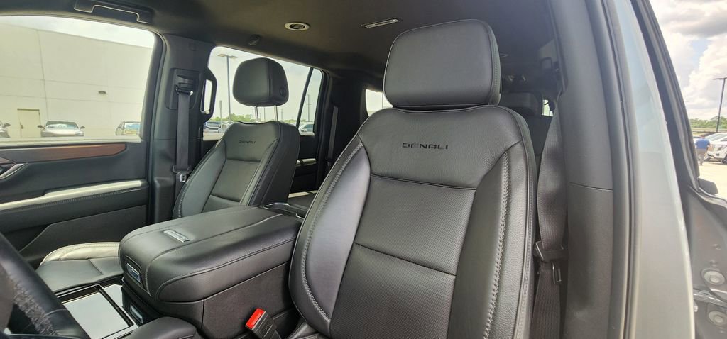 Used 2025 GMC Yukon XL Denali RWD image 14