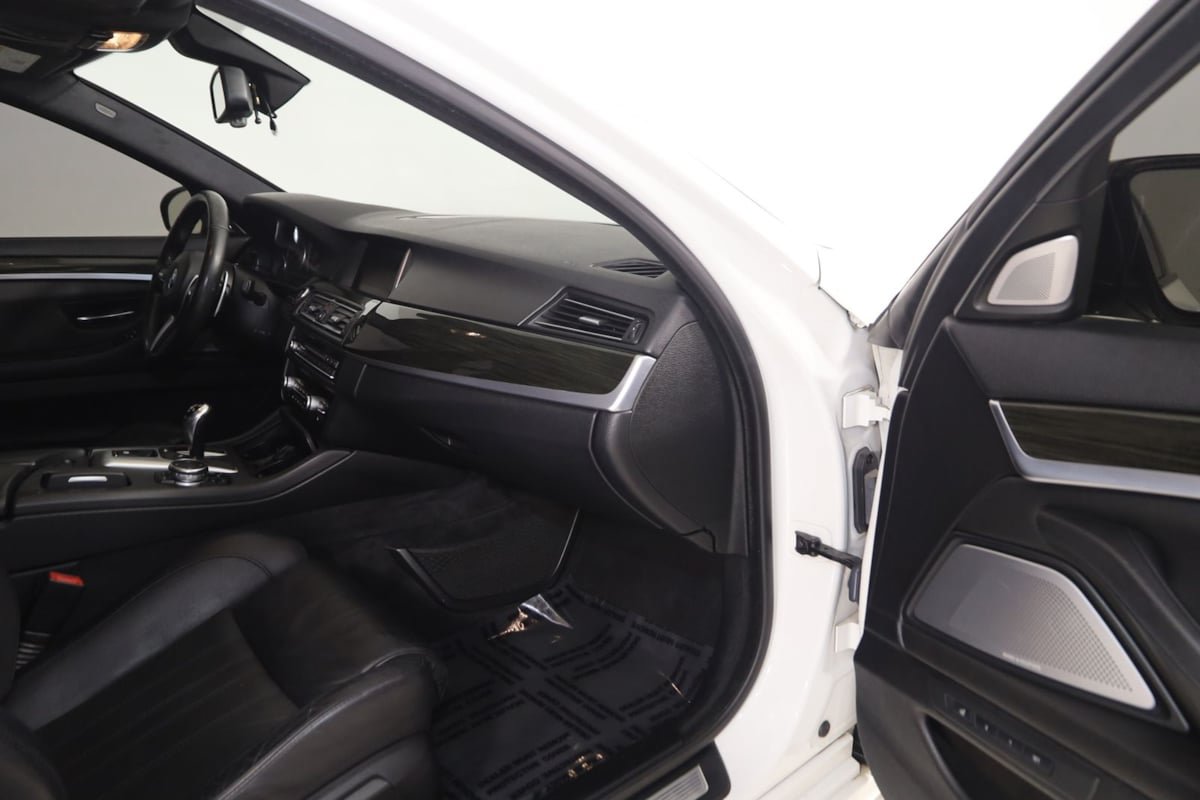 Used 2015 BMW M5 RWD image 45