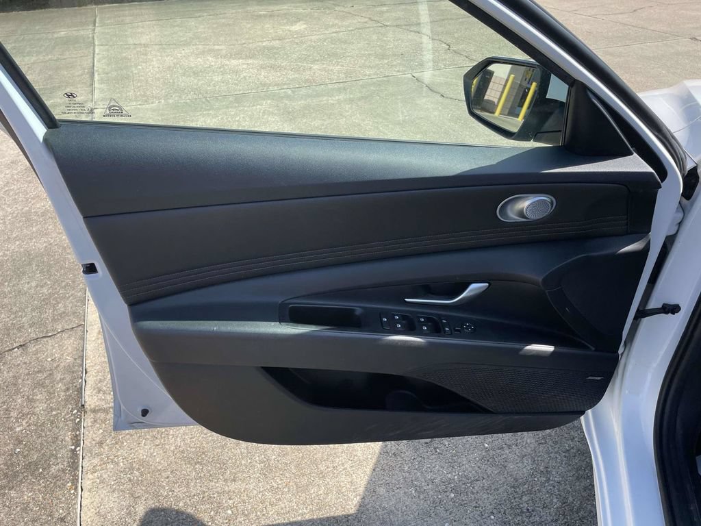 Used 2023 Hyundai Elantra Limited FWD image 15