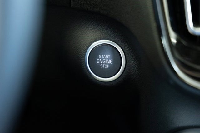 New 2025 Volvo XC40 B5 Plus image 18