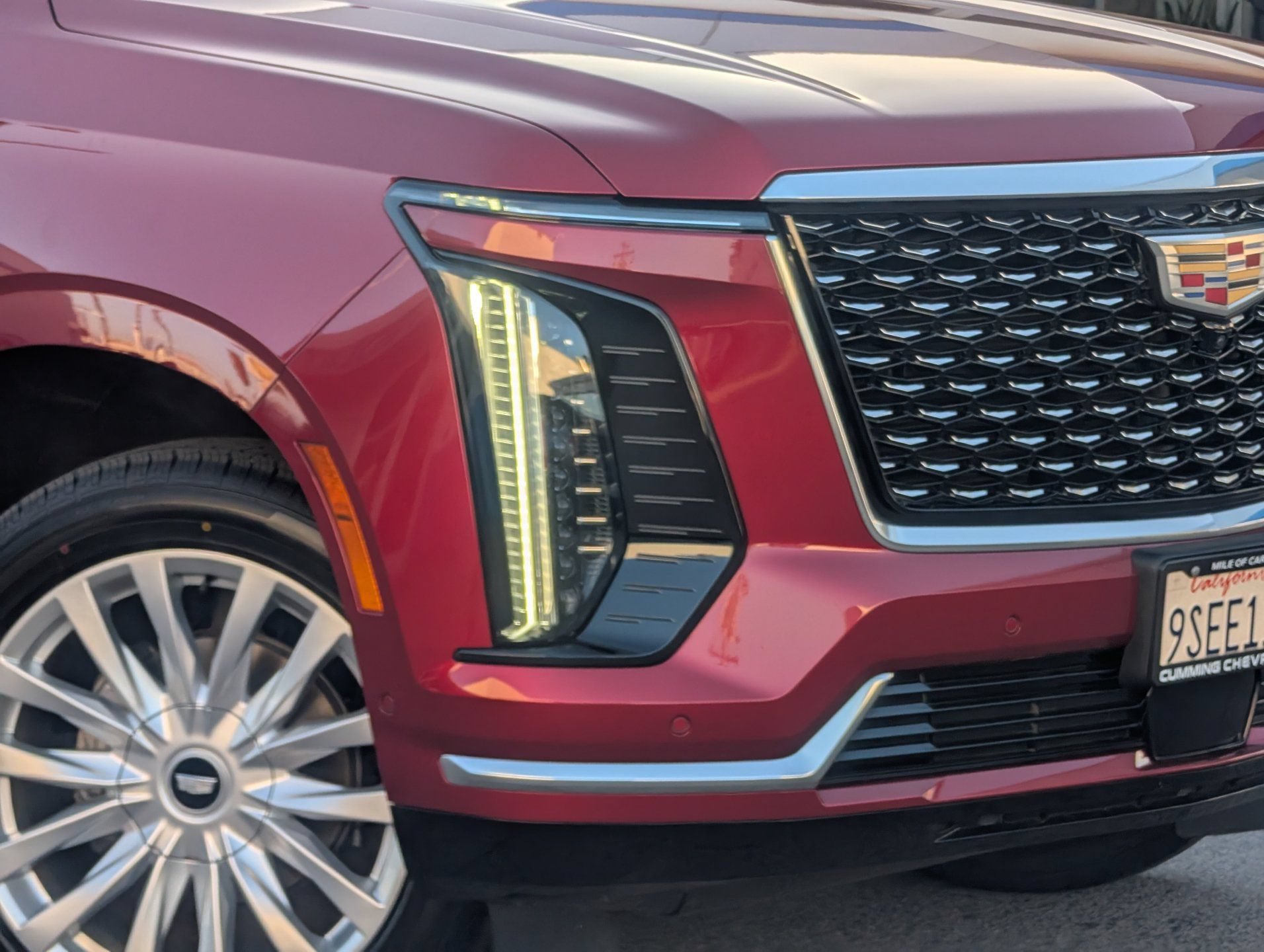 Used 2025 Cadillac Escalade Luxury AWD/4WD image 3