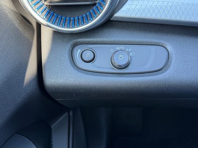 Used 2025 Chevrolet Trax LT w/ LT Convenience Package image 17