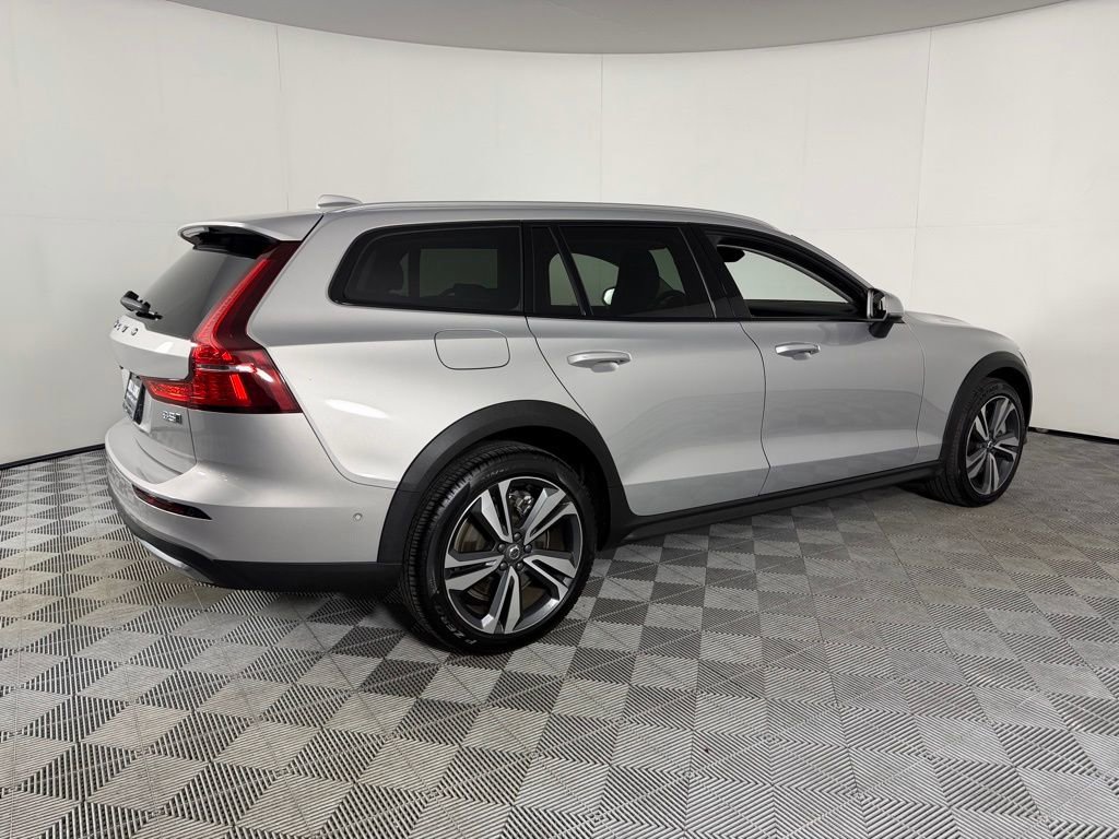Used 2025 Volvo V60 B5 Cross Country Plus image 5