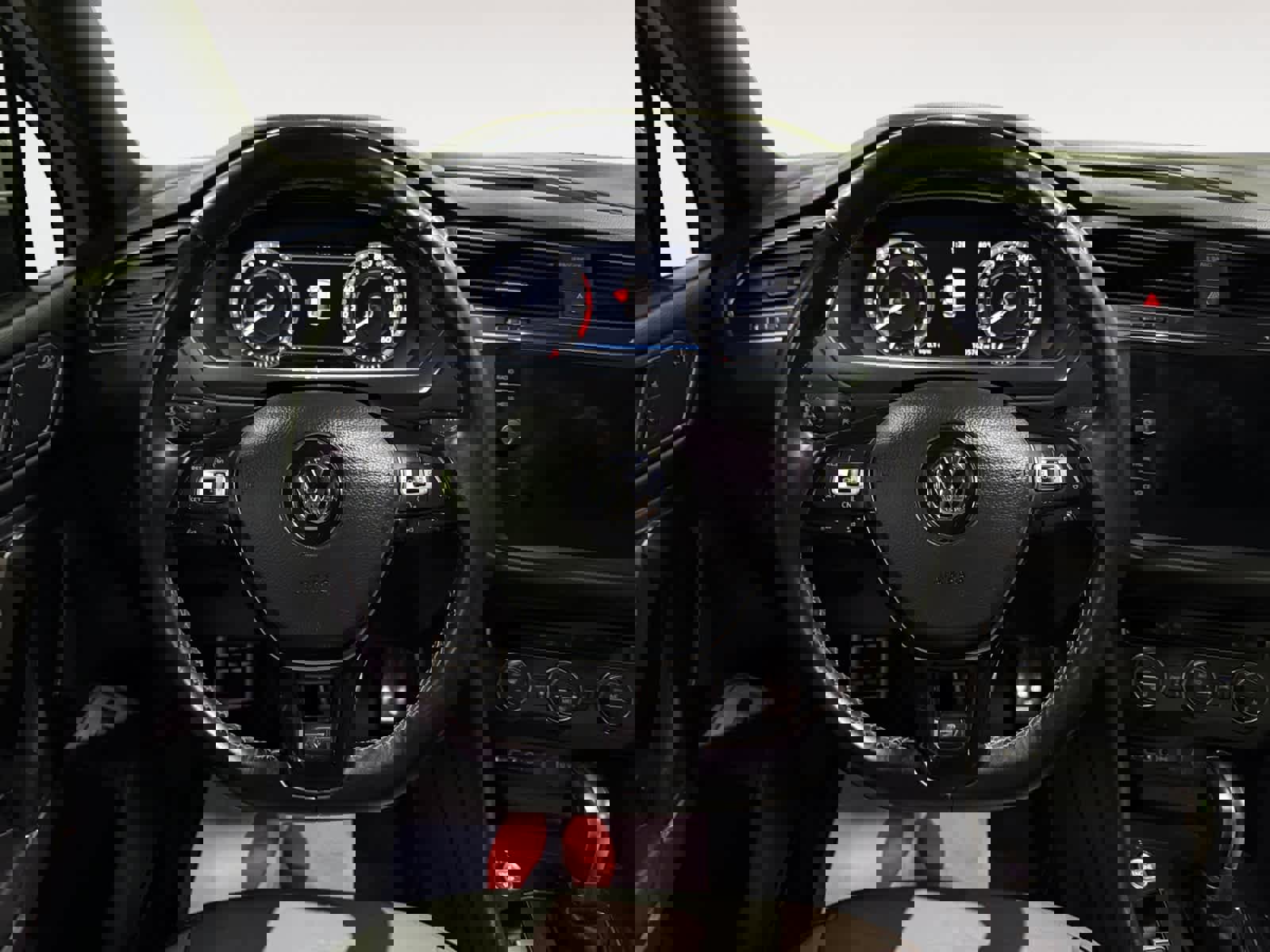 Used 2018 Volkswagen Tiguan SEL Premium w/ R-Line Package image 16