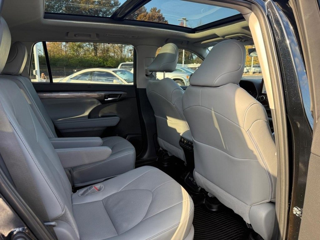 Certified 2025 Toyota Highlander Platinum image 14
