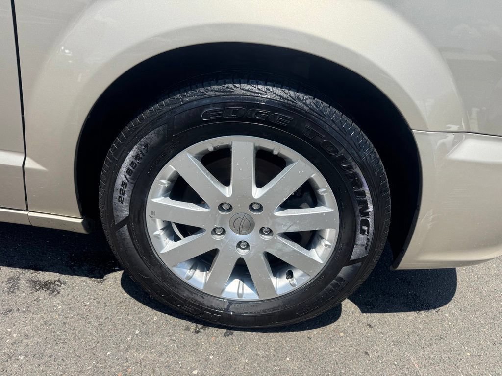 Used 2014 Chrysler Town & Country Touring FWD image 14
