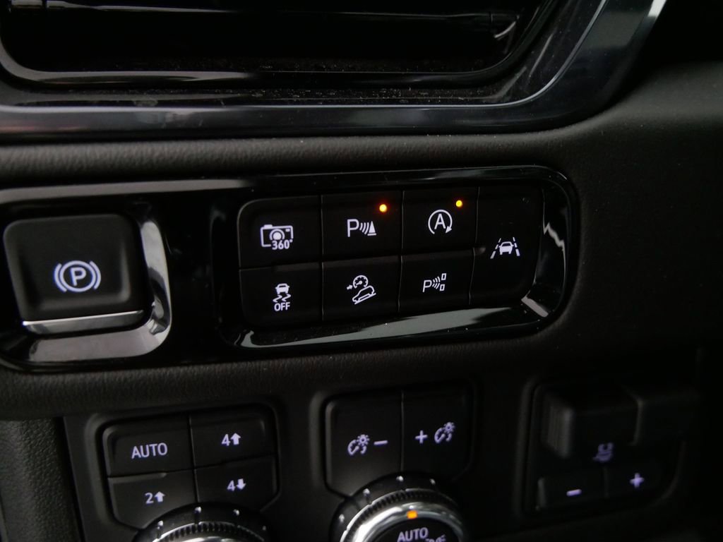 Used 2025 GMC Yukon AT4 image 17