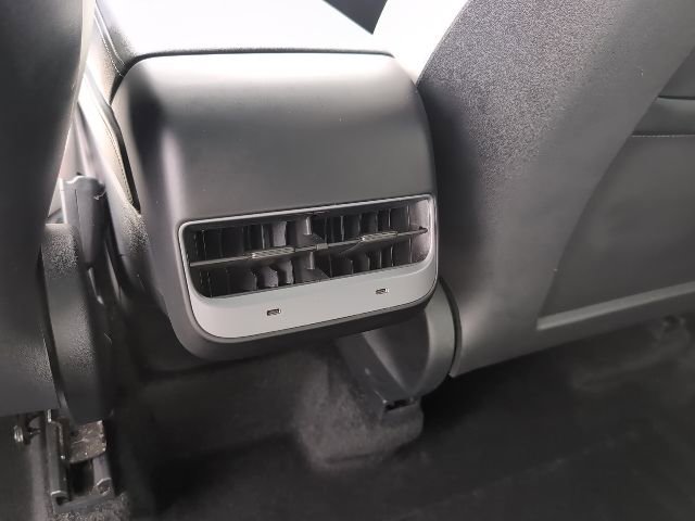 Used 2022 Tesla Model Y Long Range image 21