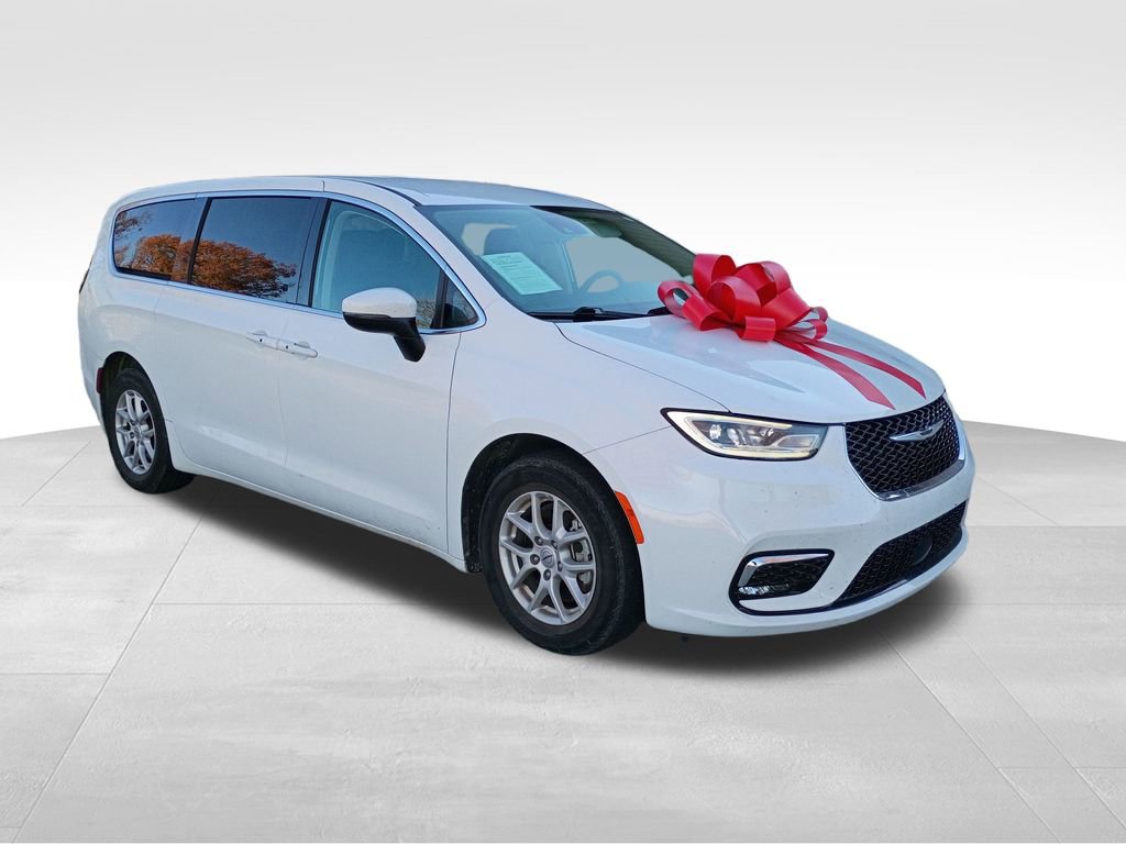 Used 2023 Chrysler Pacifica Touring-L image 7