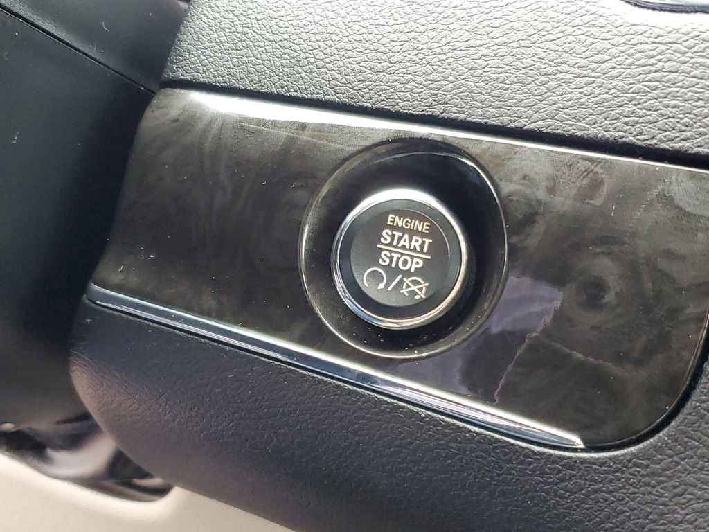 Used 2016 Chrysler Town & Country Touring-L image 14