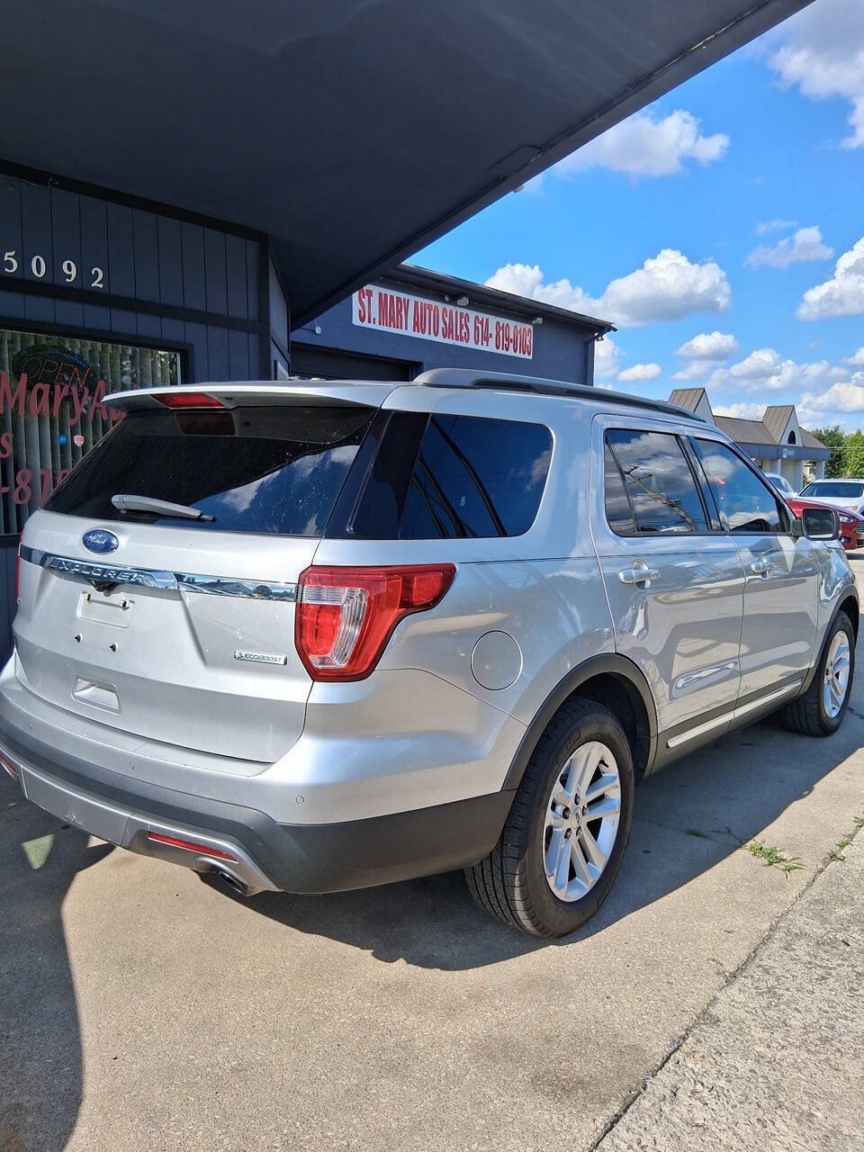 Used 2017 Ford Explorer XLT w/ Equipment Group 202A FWD image 6