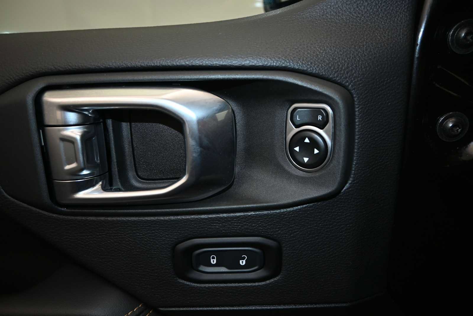 Used 2025 Jeep Wrangler Unlimited Sahara AWD/4WD image 18
