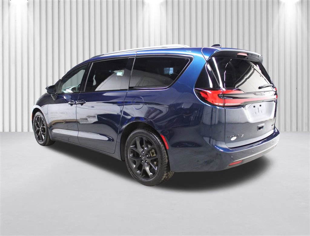 Used 2025 Chrysler Pacifica Limited image 5