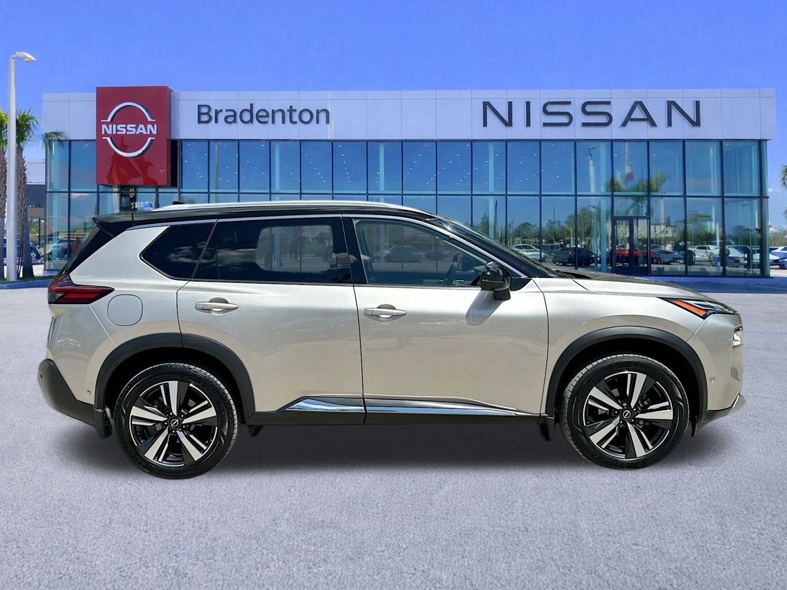 Used 2022 Nissan Rogue Platinum w/ Head-Up Display Package image 4