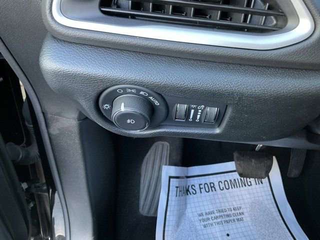 Used 2025 Chrysler Pacifica Select image 21