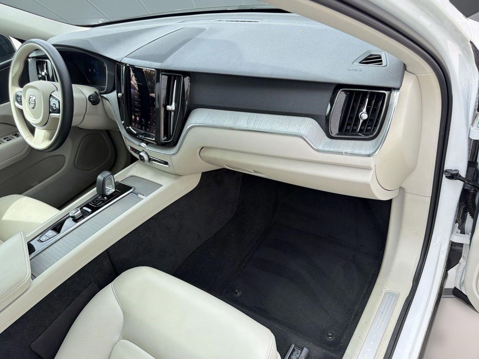 Used 2025 Volvo XC60 T8 Plus w/ Protection Package Premier image 31