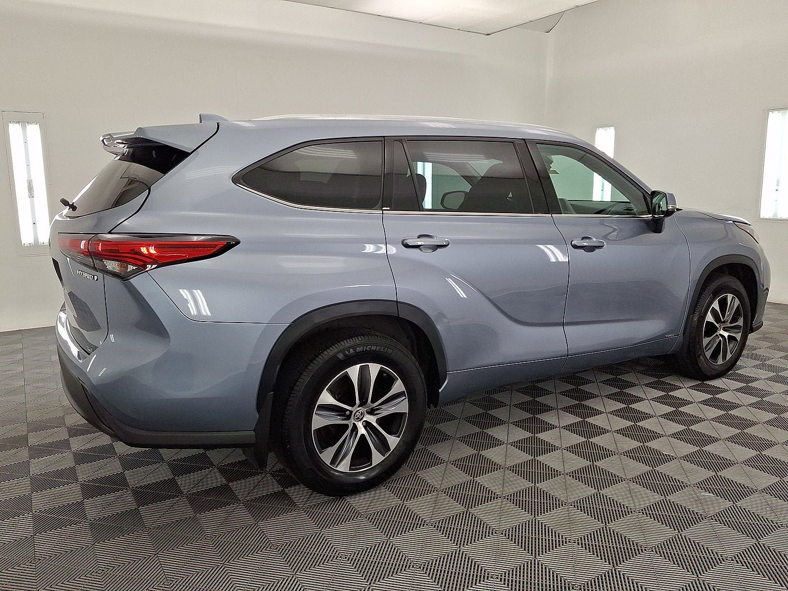 Used 2021 Toyota Highlander XLE AWD/4WD image 18