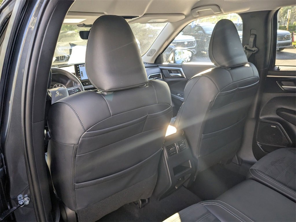 Used 2025 Mitsubishi Outlander SE image 23