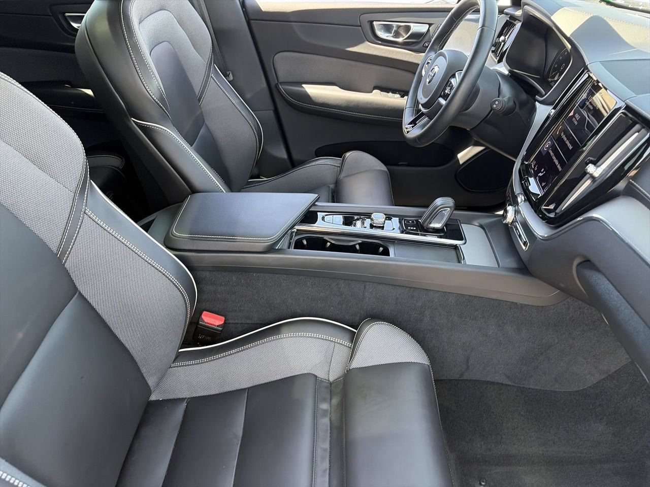Used 2021 Volvo XC60 T8 R-Design w/ Advanced Package AWD/4WD image 11