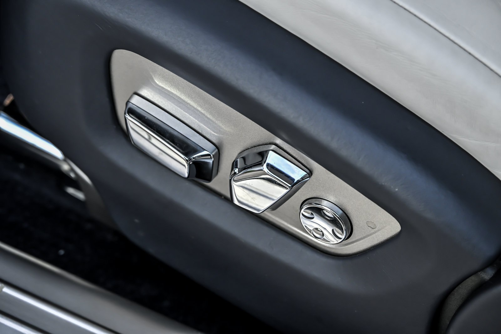 Used 2020 Rolls-Royce Dawn RWD image 33