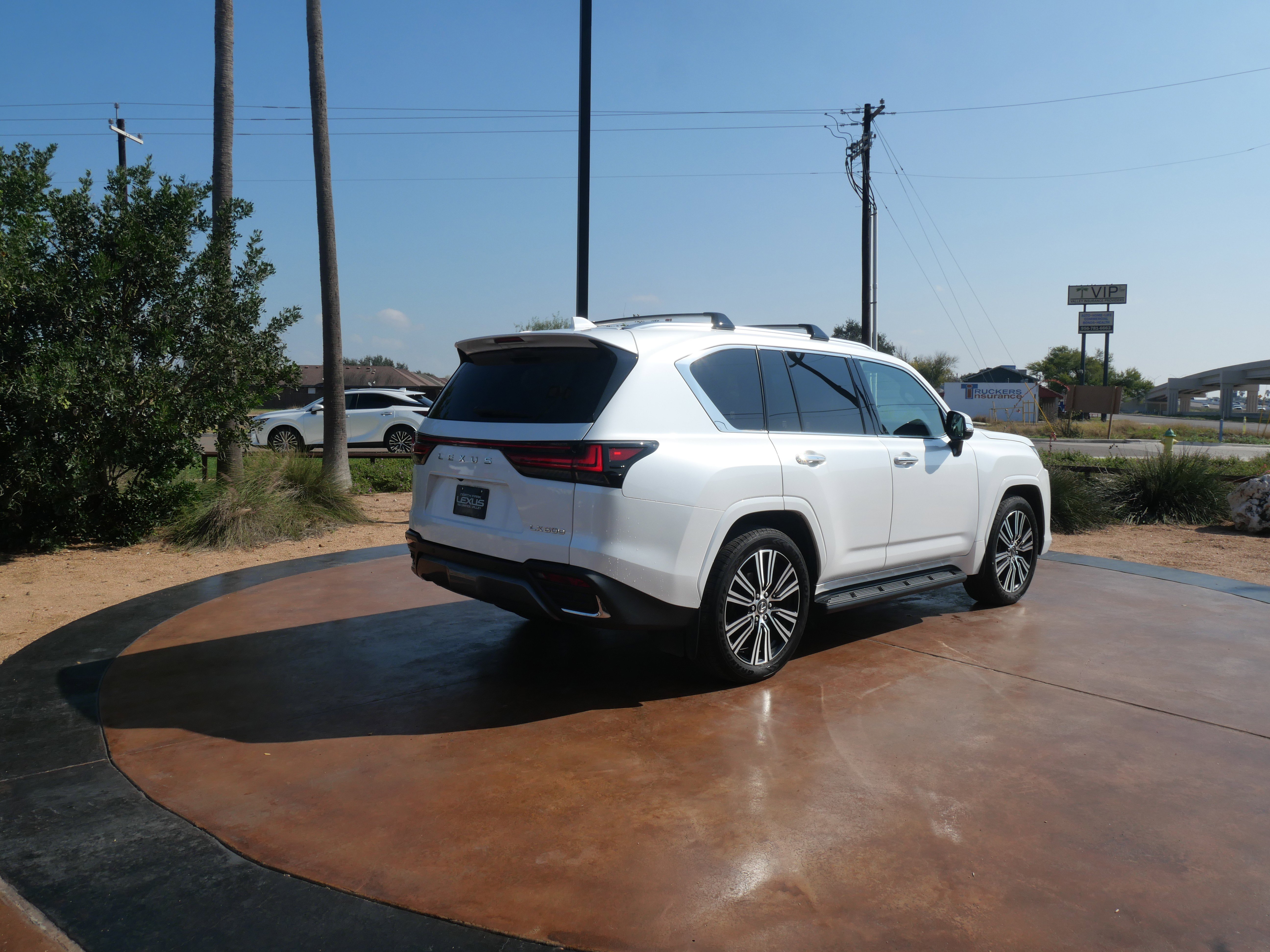 Used 2025 Lexus LX 600 4WD w/ Luxury Package image 2