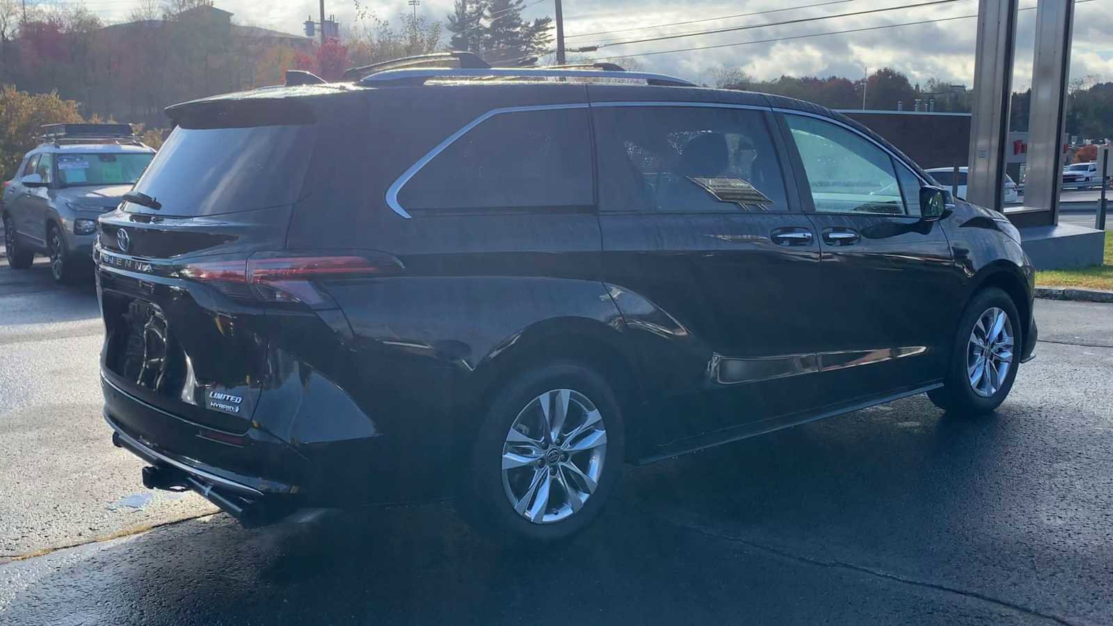 Used 2024 Toyota Sienna Limited image 8