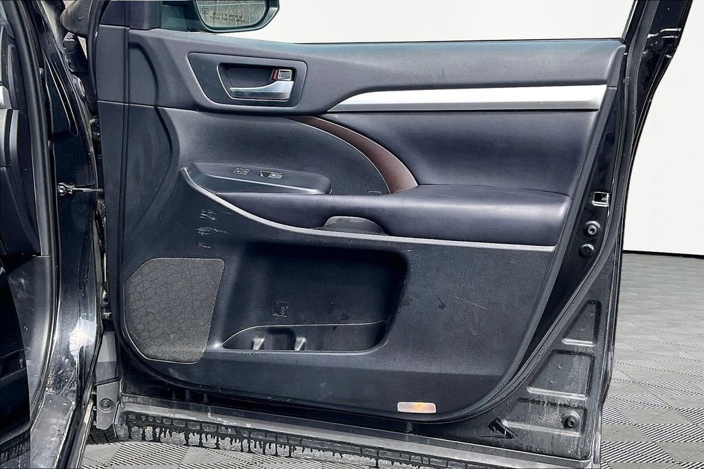 Used 2019 Toyota Highlander XLE AWD/4WD image 30