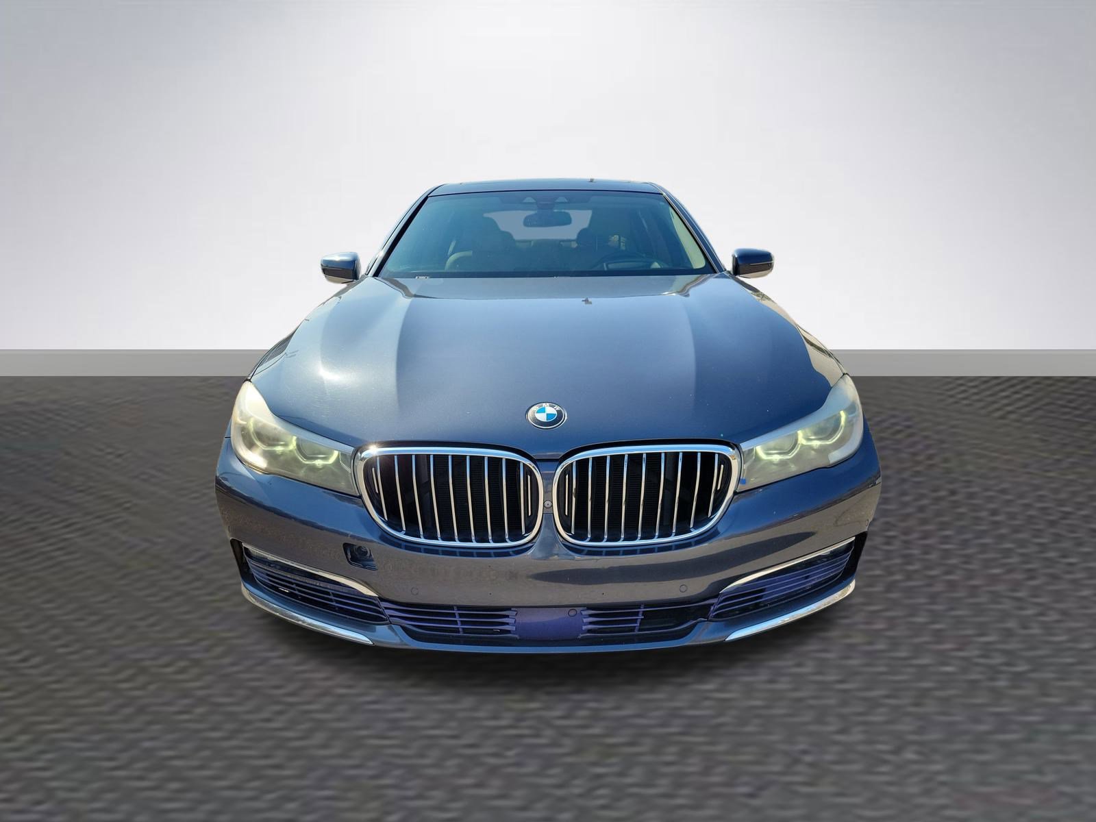 Used 2017 BMW 740i image 2