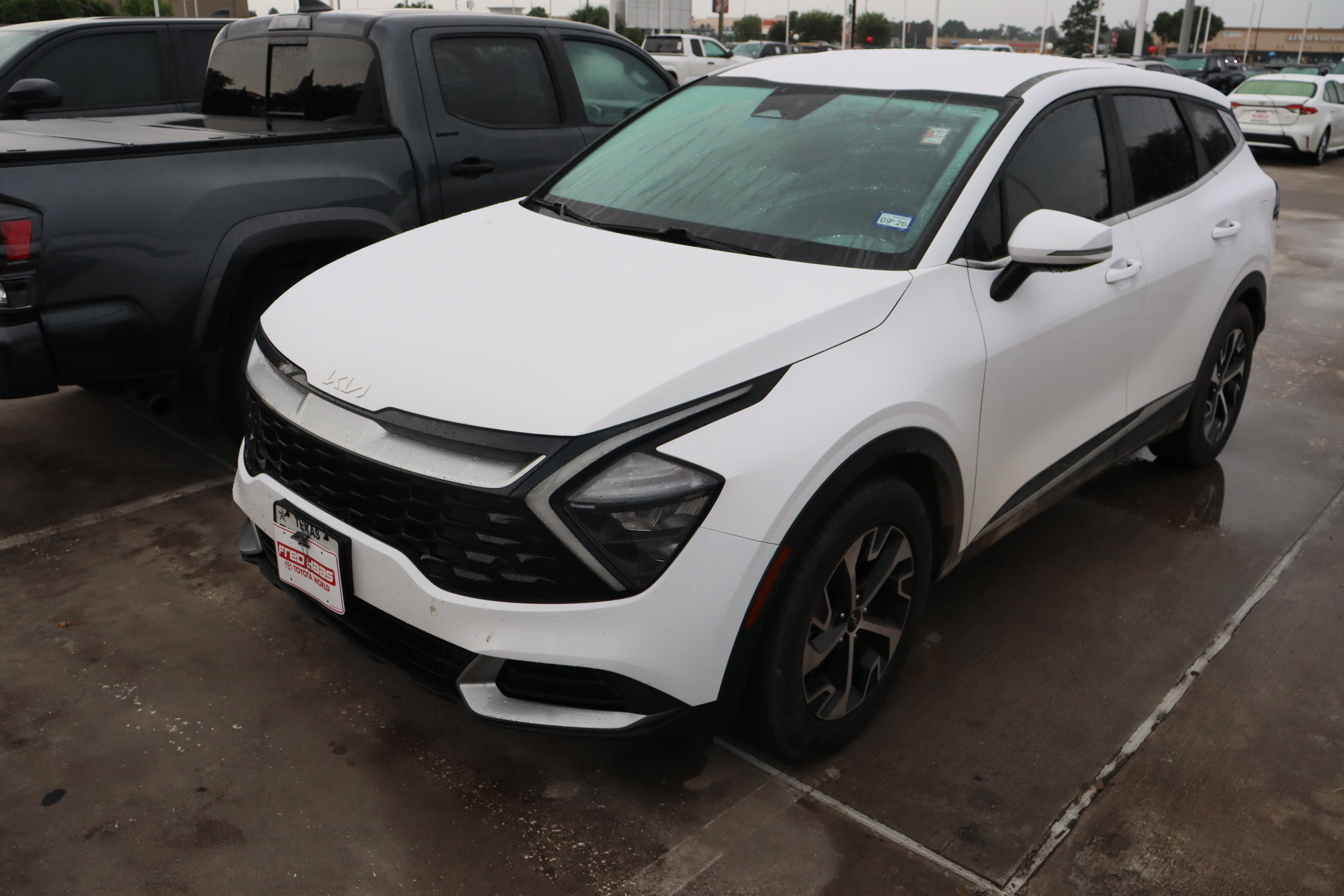Used 2023 Kia Sportage EX FWD image 3