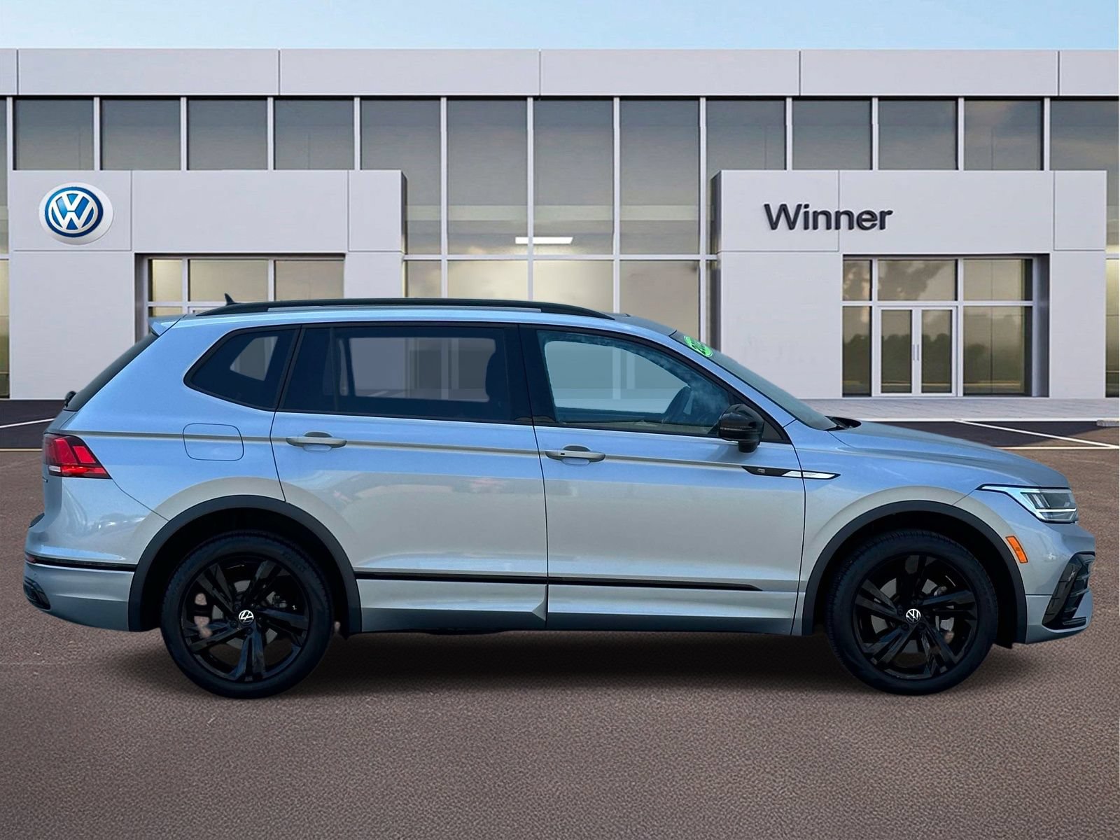 Used 2023 Volkswagen Tiguan SE R-Line AWD/4WD image 6