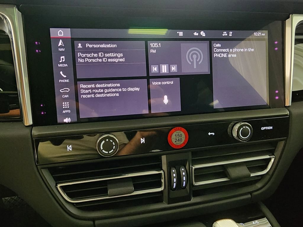 Certified 2025 Porsche Macan image 9