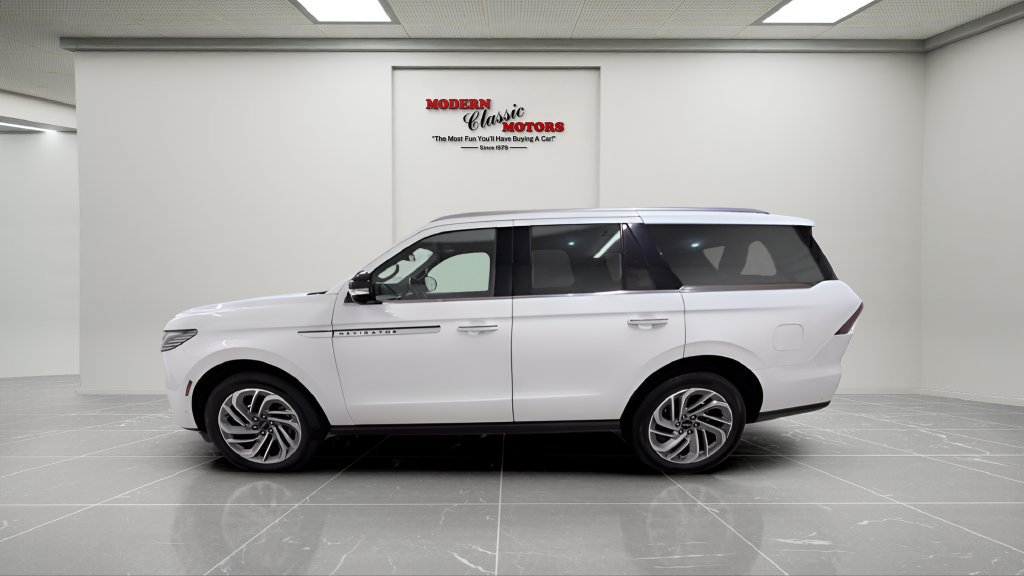 Used 2025 Lincoln Navigator Reserve AWD/4WD image 4