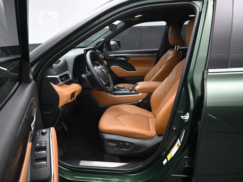 Certified 2025 Toyota Highlander Platinum image 11