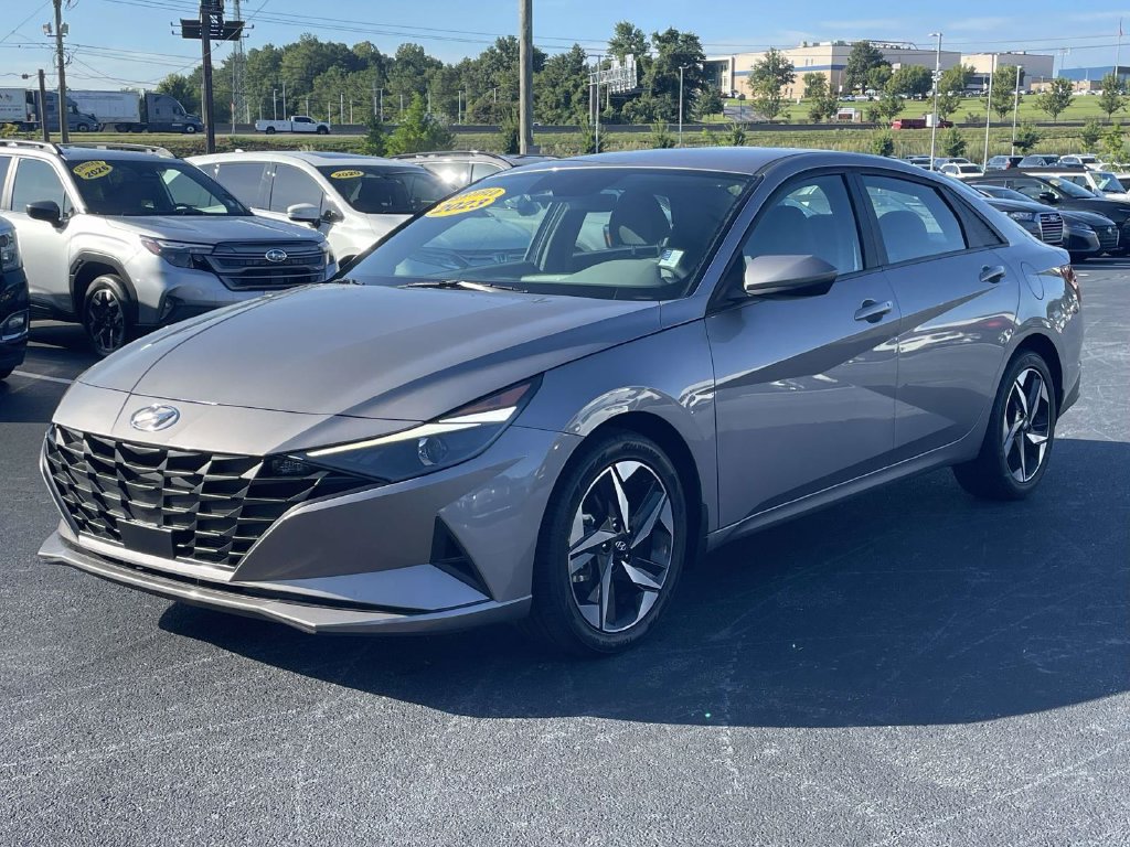 Used 2023 Hyundai Elantra SEL w/ Convenience Package FWD image 3