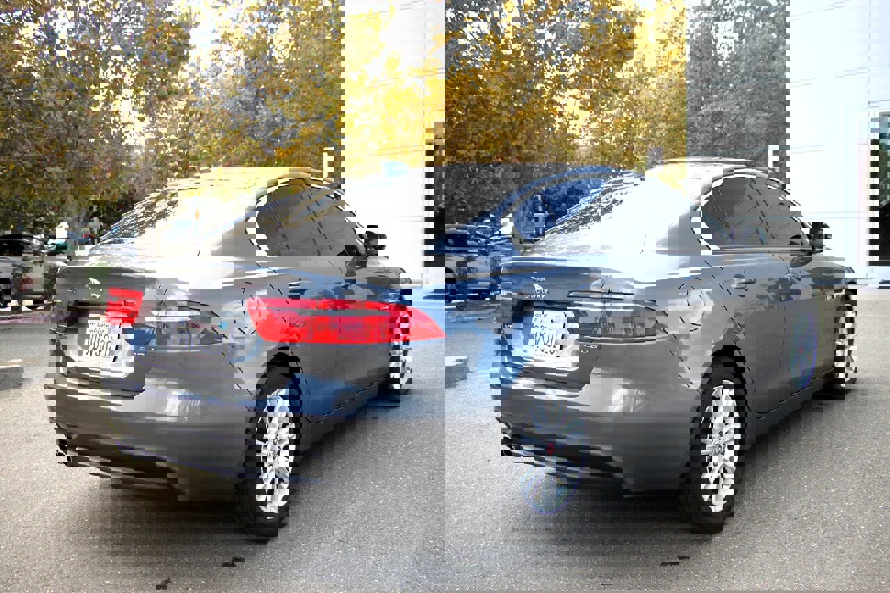 Used 2018 Jaguar XE Premium image 8