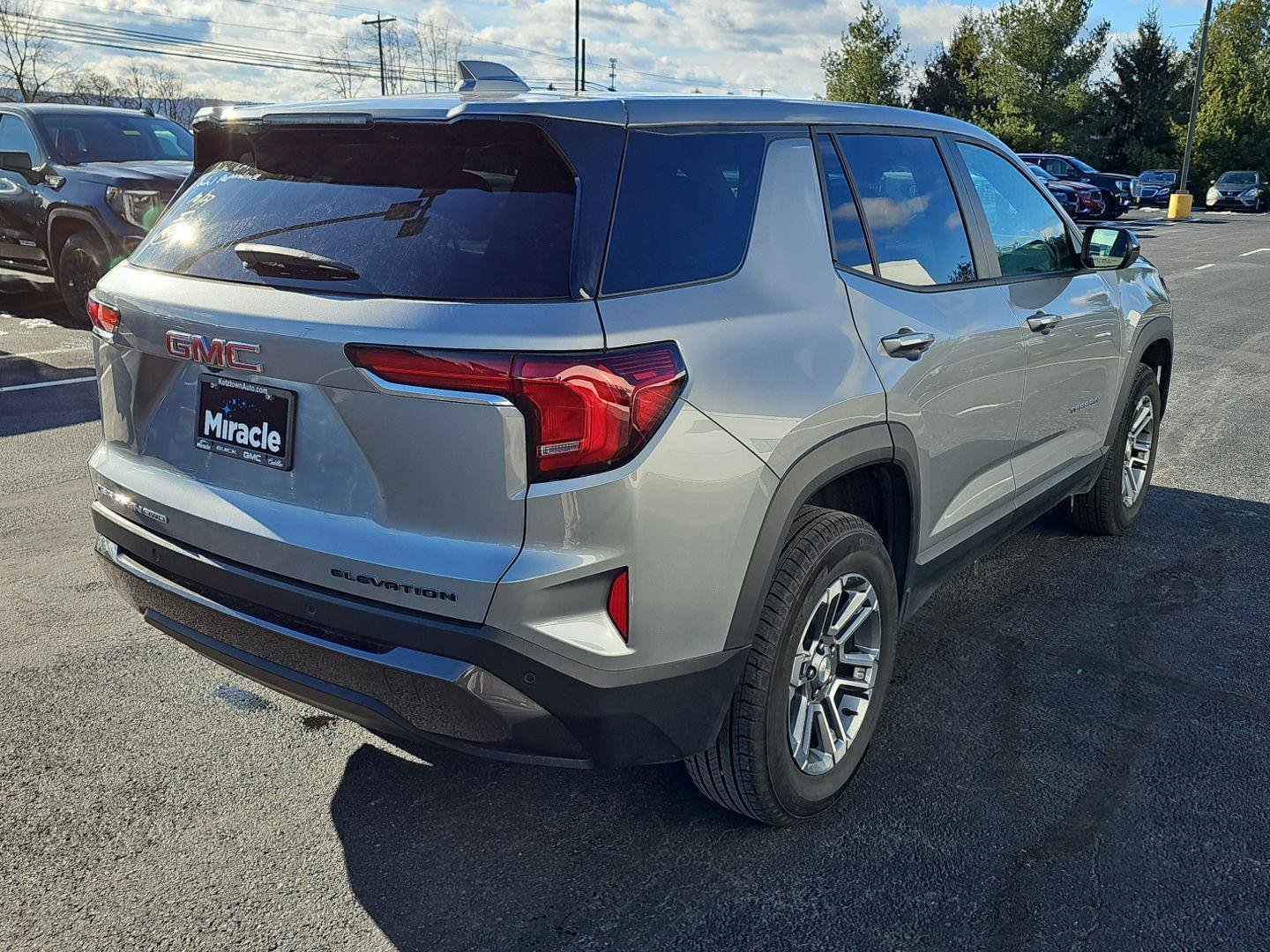 Used 2025 GMC Terrain Elevation image 2