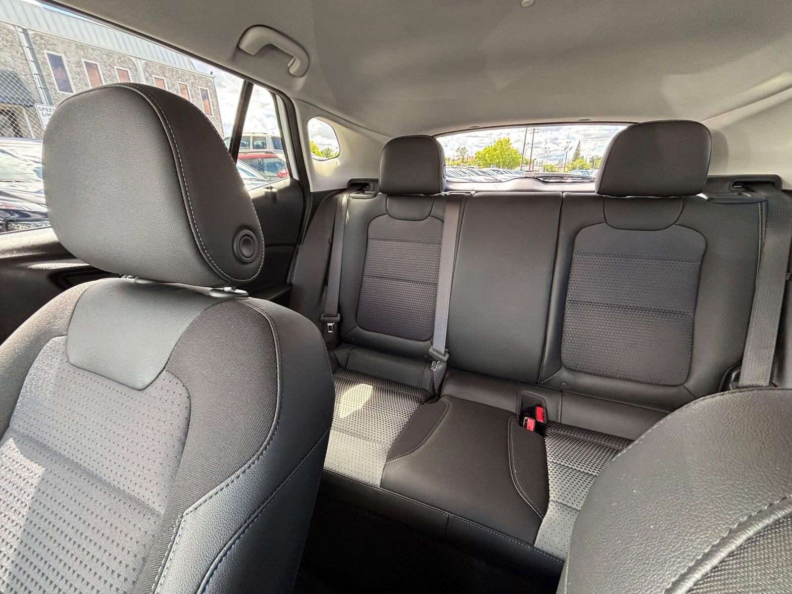 Used 2025 Chevrolet Trax LT FWD image 38