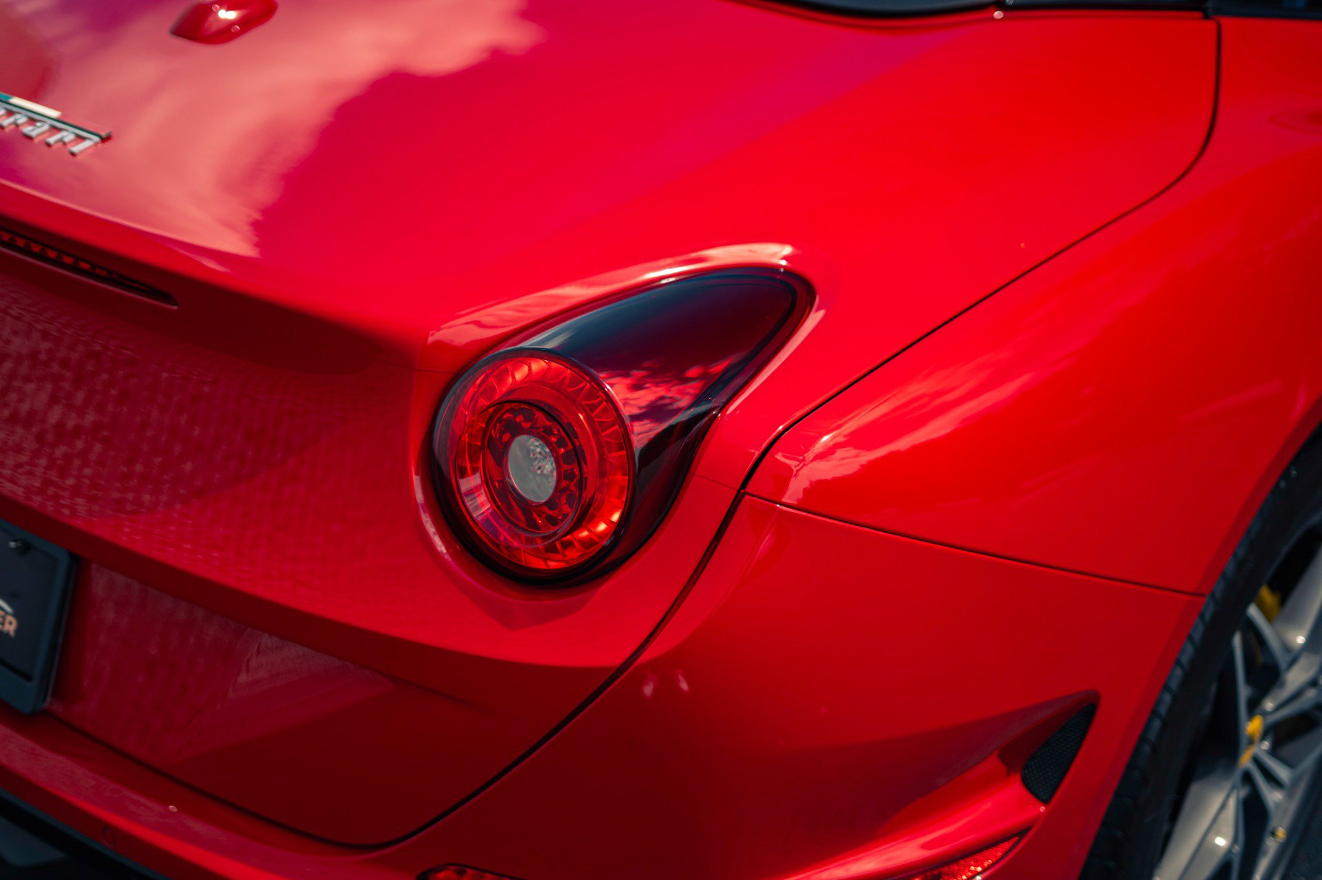 Used 2016 Ferrari California T RWD image 9