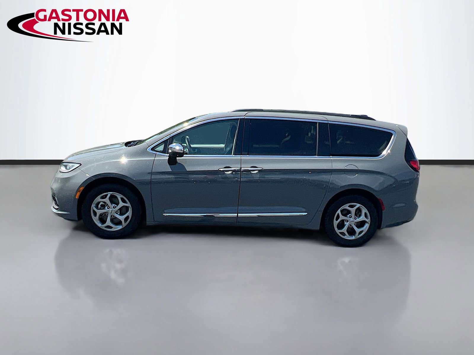 Used 2023 Chrysler Pacifica Limited FWD image 5