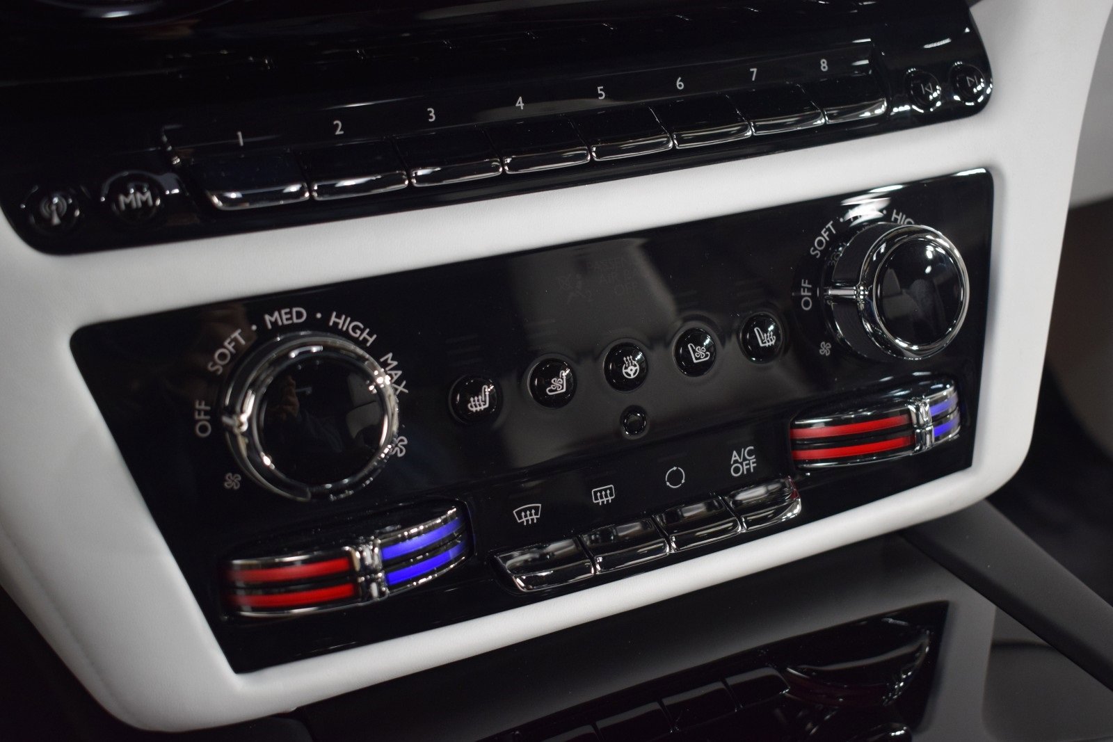 New 2025 Rolls-Royce Spectre w/ Leather Finishing Pack image 32