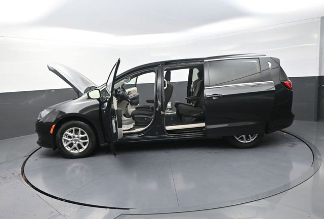 Used 2023 Chrysler Voyager LX image 31