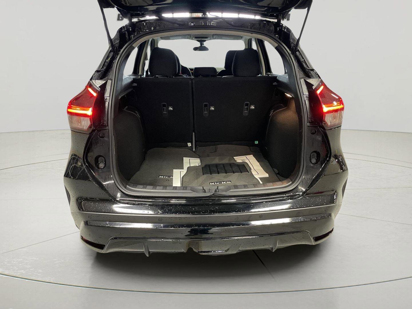 Used 2023 Nissan Kicks SV image 7