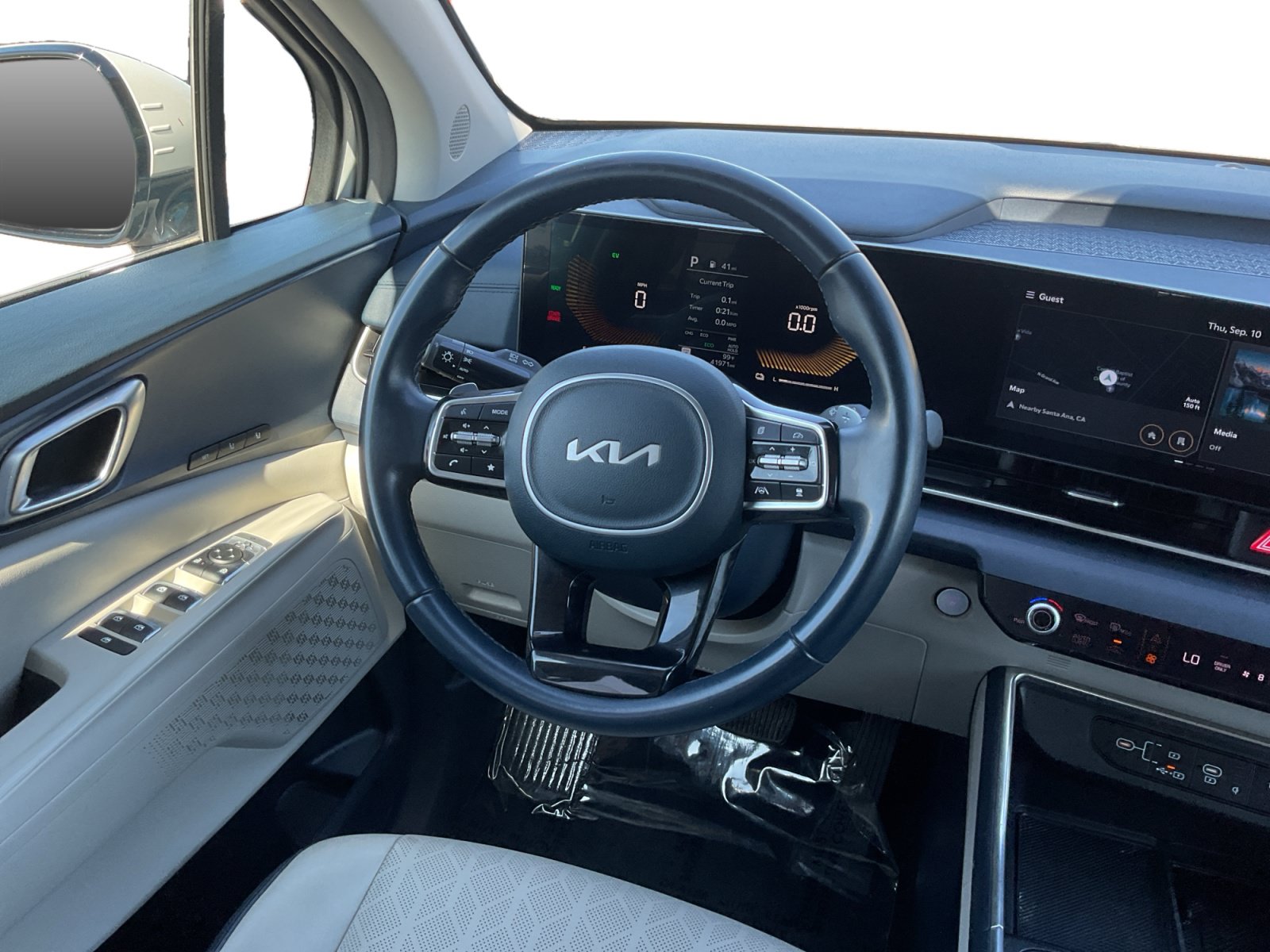 Used 2025 Kia Carnival EX FWD image 11