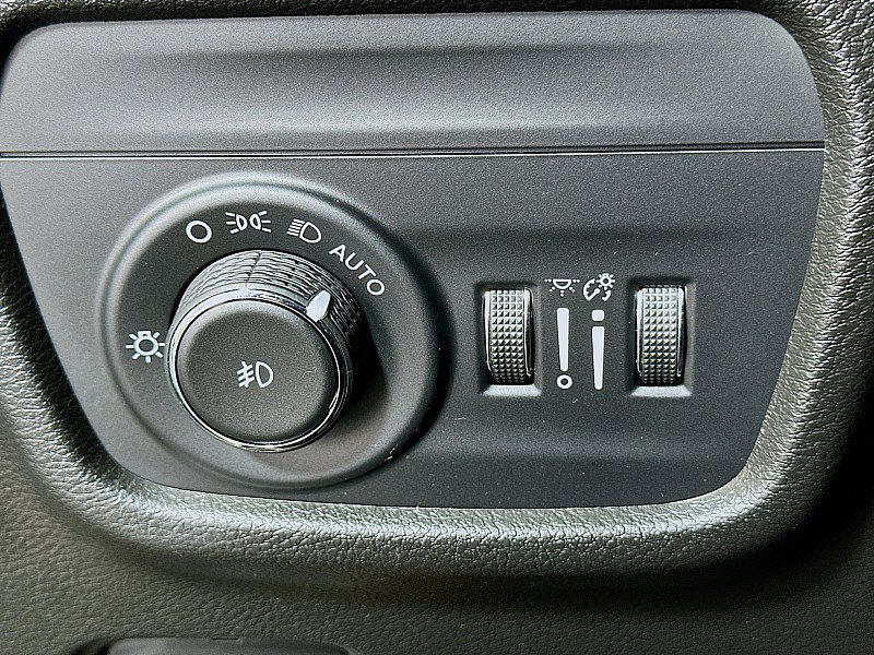 Used 2023 Jeep Grand Cherokee L Limited AWD/4WD image 10