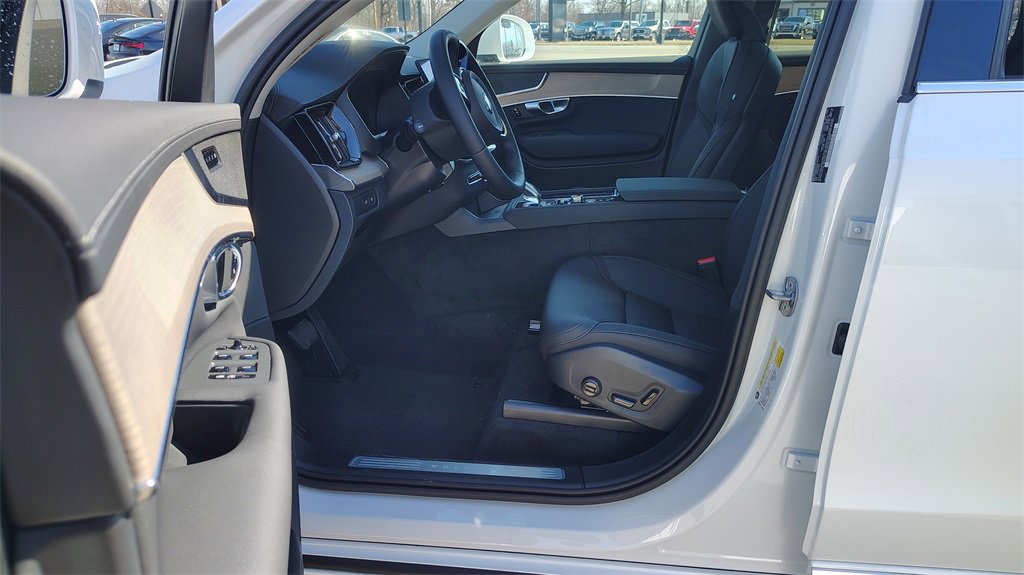 New 2025 Volvo XC90 T8 Core w/ Climate Package image 6